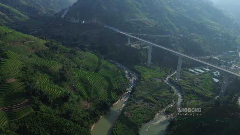 Mong Sen bridge is deserted of vehicles because the road through the BOT station is temporarily suspended. Photo: Dinh Dai