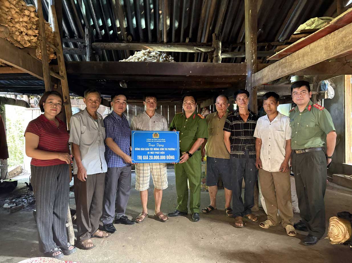 Quang Uyen Commune Police present generators to support 33 H'Mong ethnic households still in difficulty in Tri Phuong hamlet 1. Photo: Cao Bang Provincial Police