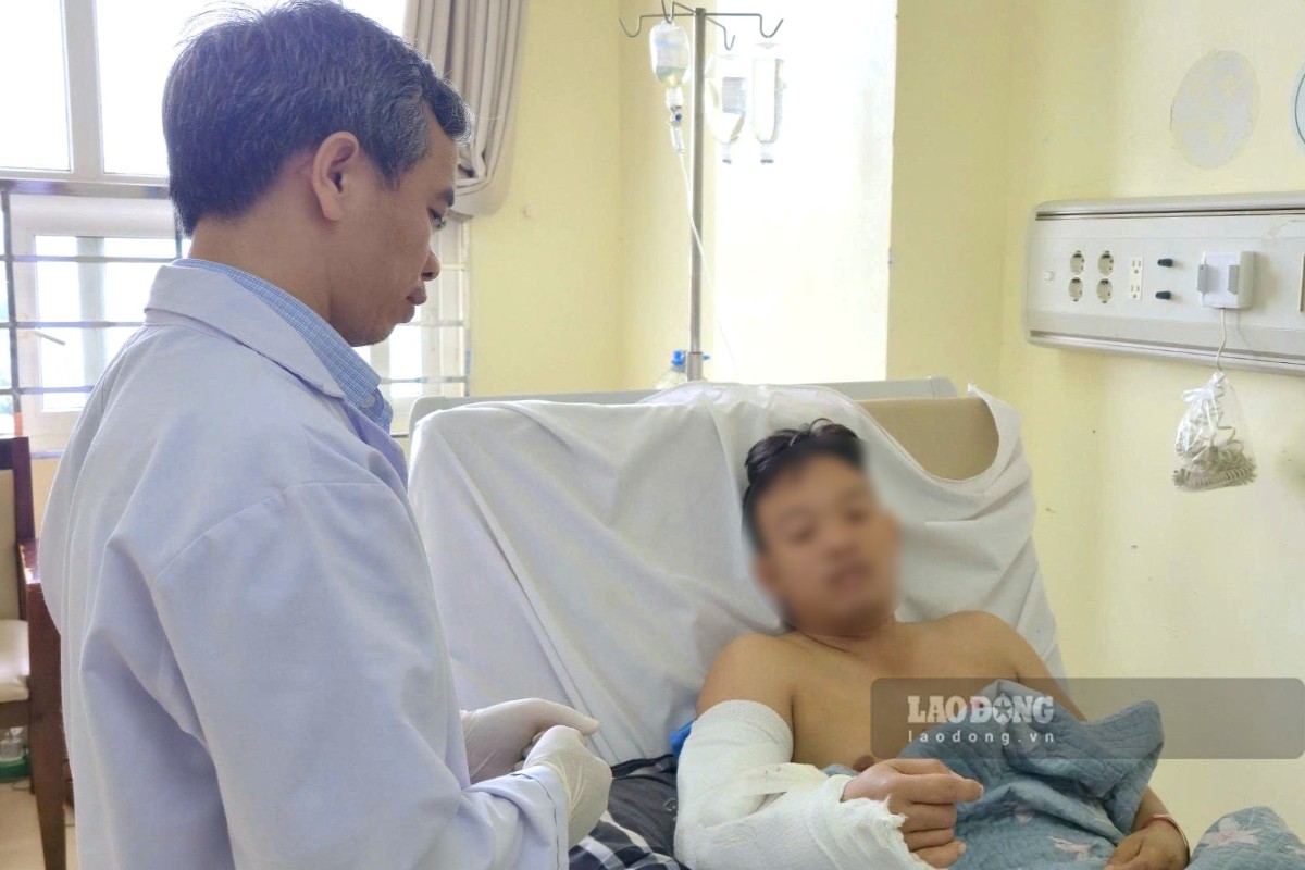 Doctor Phan Van Tu checks the patient's condition after surgery to reconnect the severed arm due to an accident. Photo: Thanh An