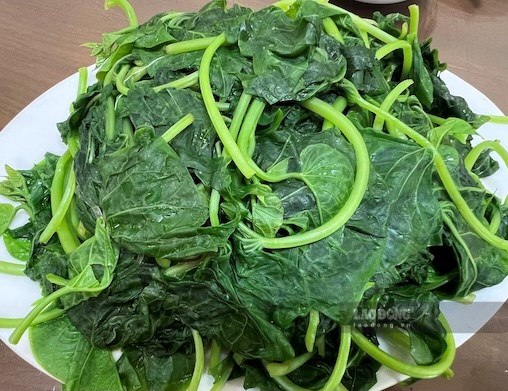 For people with high uric acid, a plate of boiled vegetables with eggs, tofu... can be a good choice in a meal. Photo: Kieu Vu.