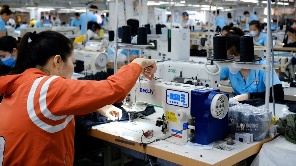 Experts believe that working hours reduction needs to be calculated and implemented according to a specific roadmap, ensuring that it does not affect the income of workers. Photo: My Ly