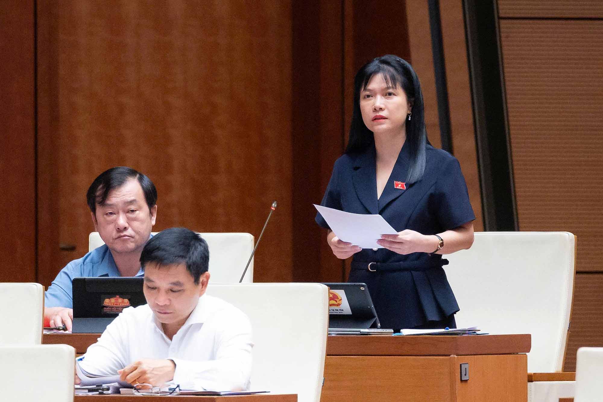 National Assembly Deputy Ta Thi Yen proposed that, right at the feasibility study stage, a financial plan for the entire life cycle of the Lao Cai - Hanoi - Hai Phong railway project should be formed. Photo: Quochoi. vn