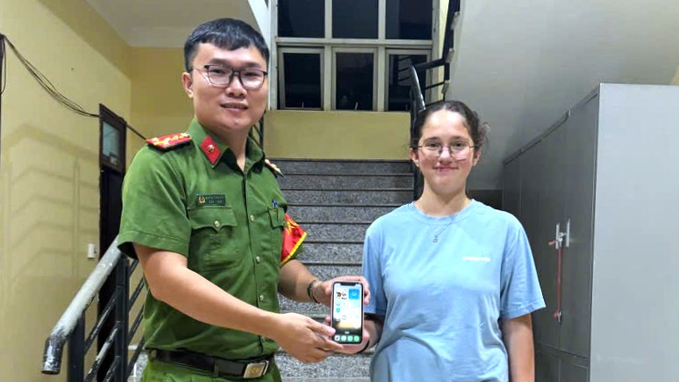 People picked up an iPhone 11 and handed it over to Phong Nha Commune Police to return to Israeli tourists. Photo: Phong Nha Commune Police