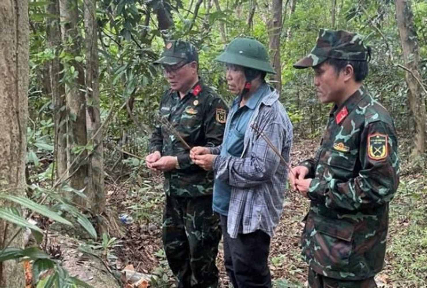 Survey force determines suspected location of martyrs' remains. Photo: Quang Cuong (Da Nang City Military Command)