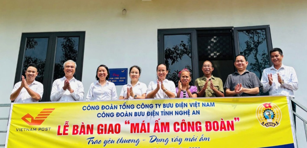 The Trade Union of Vietnam Post Corporation in coordination with the Trade Union of Nghe An Provincial Post Office has just organized the handover of Trade Union Homes to union members in difficult circumstances. Photo: VNPost Trade Union