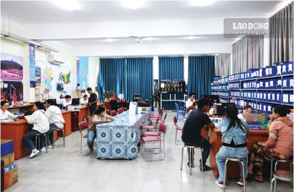 Tư vấn cho người lao động đi làm việc thời vụ ở nước ngoài tại TTDVVL tỉnh Đồng Tháp. Ảnh: Nhóm PV 