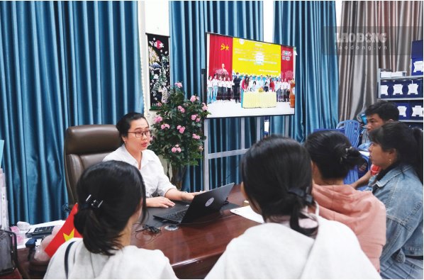 Cán bộ TTDVVL tỉnh Đồng Tháp tư vấn cho người lao động. Ảnh: Nhóm PV