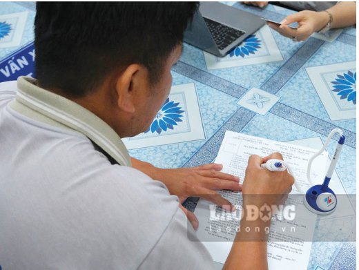 Anh Đ. thực hiện thủ tục hồ sơ, đăng ký đi lao động thời vụ ở nước ngoài vào năm 2027 tại TTDVVL tỉnh Đồng Tháp.  Ảnh: Nhóm PV
