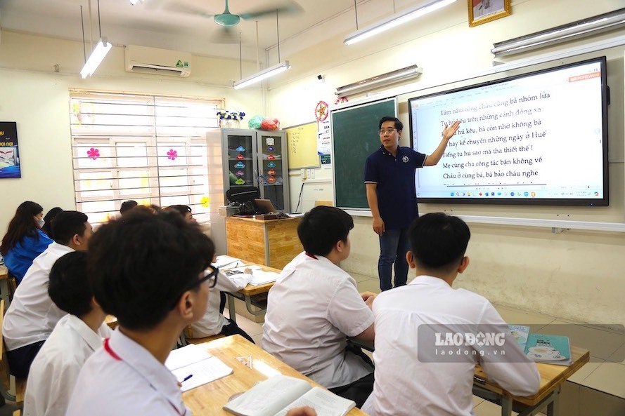 After the school arrangement, how teachers are considered for promotion is a question that teachers are interested in. Photo: Tuong Van