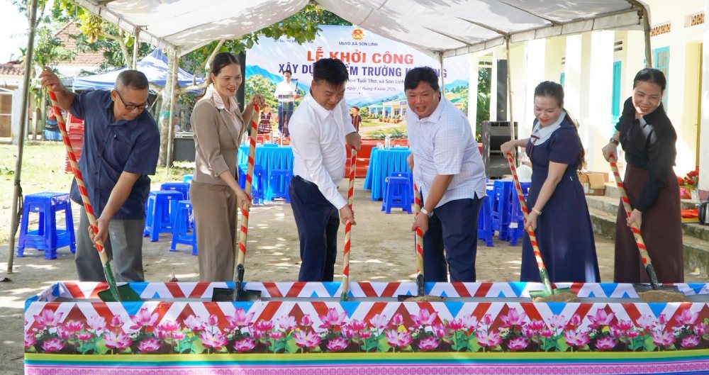 Groundbreaking ceremony for the construction of 2 classrooms at Ka Long school site, Son Linh commune, Quang Ngai province. Photo: Son Linh Commune People's Committee