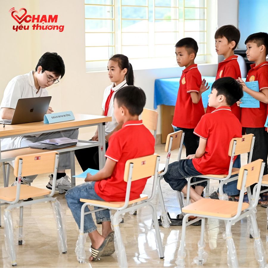 Các em học sinh đã được đoàn bác sỹ Bệnh viện Đại học Y Hà Nội khám sức khỏe tổng quát, tư vấn và cấp phát thuốc theo chỉ định. Ảnh: QCYT