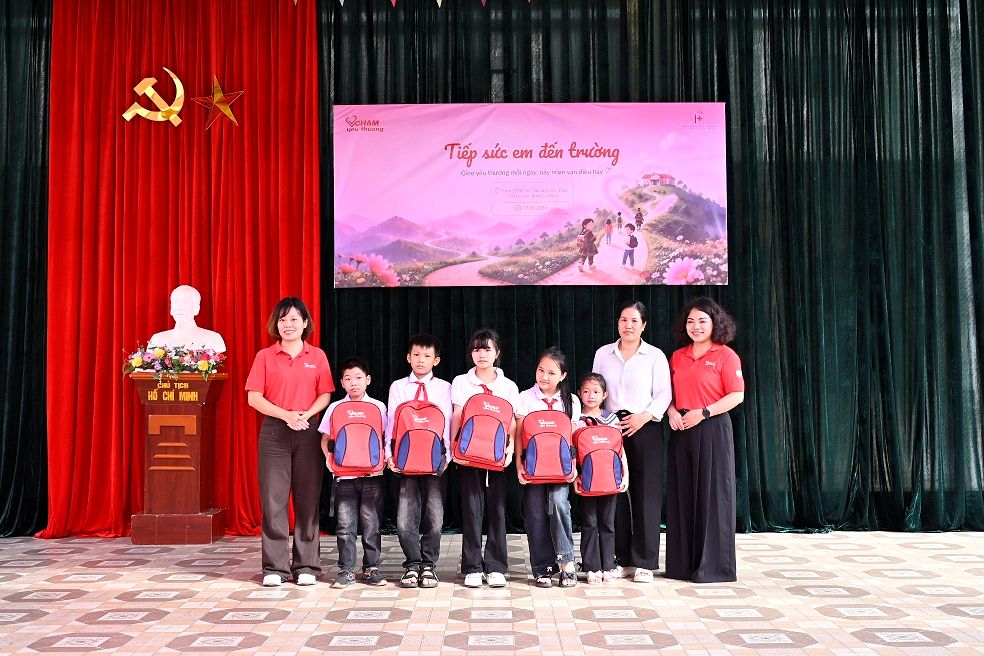 Quỹ Chạm Yêu Thương đã trao tặng gần 300 phần quà bao gồm dụng cụ học tập và các vật dụng thiết yếu tới tận tay các em học sinh. Ảnh: QCYT