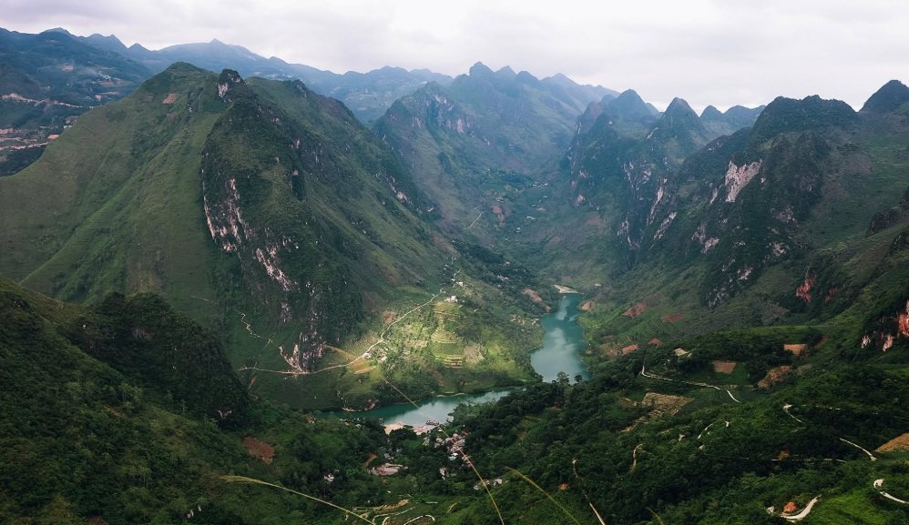 Hẻm tu sản và sông Nho Quế.