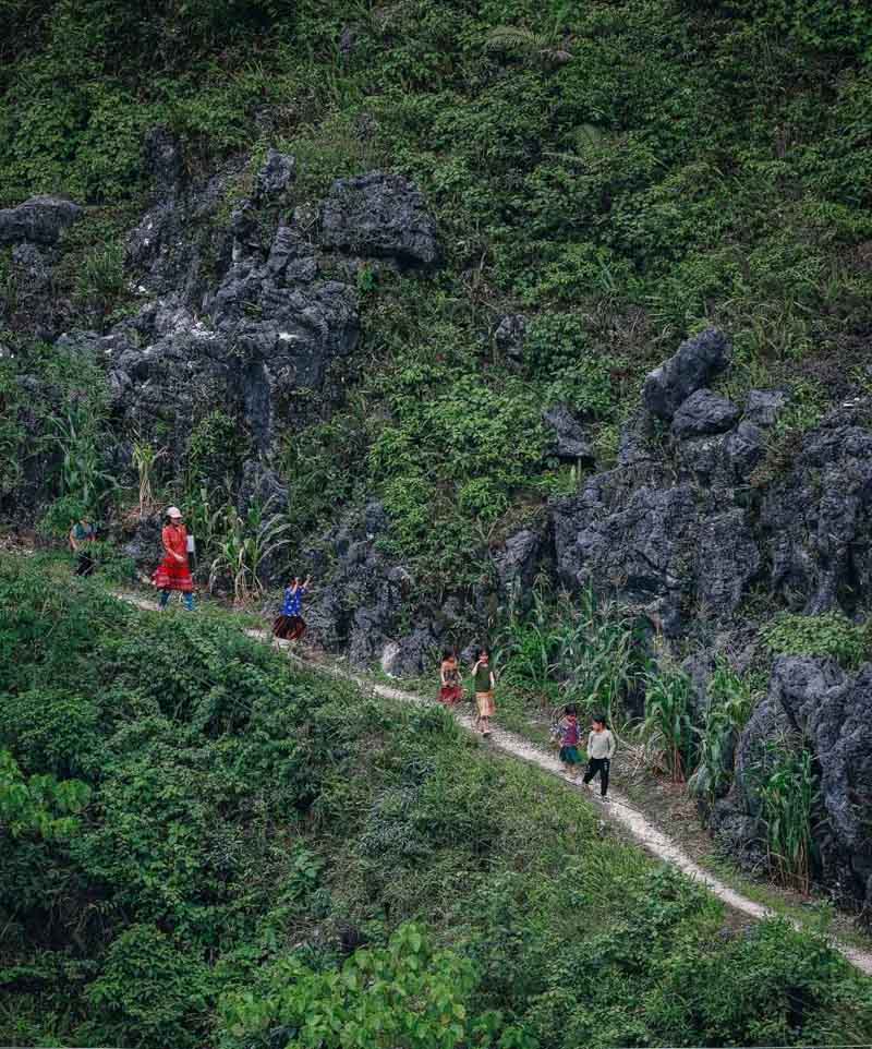 Những đứa trẻ dân tộc vùng cao.