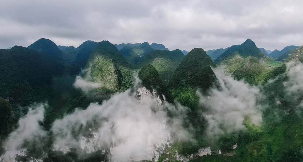 Mây trắng vờn quanh những dãy núi trùng điệp ở Hà Giang.