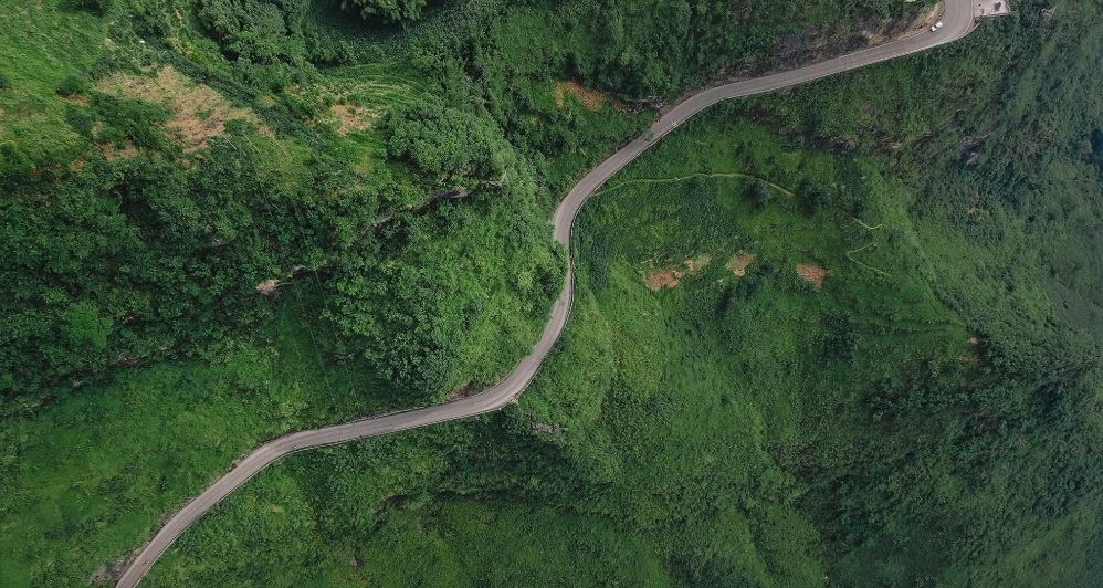 Những con đường ở Hà Giang uốn lượn qua núi đá.
