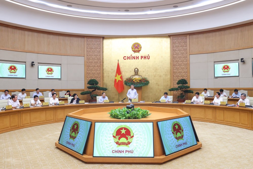 The Prime Minister requested to urgently complete 17 draft laws and resolutions to ensure quality and on schedule before August 20, including the Law amending and supplementing a number of articles of the Law on Social Insurance. In the photo, the specialized Government meeting on law-making in June 2026. Photo: VGP