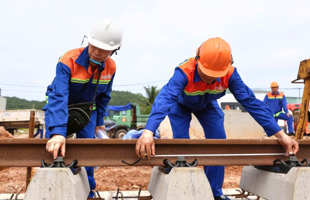 Engineers and workers carry out the installation of train tracks for the LRT Phu Quoc route at the construction site. Source: Sun Group