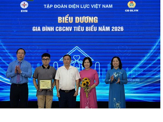 Vice President of the Vietnam General Confederation of Labour Thai Thu Xuong (far right) and Chairman of the Vietnam Electricity Trade Union Do Duc Hung awarded commendation prizes to typical EVN employee families in 2026. Photo: Kieu Vu