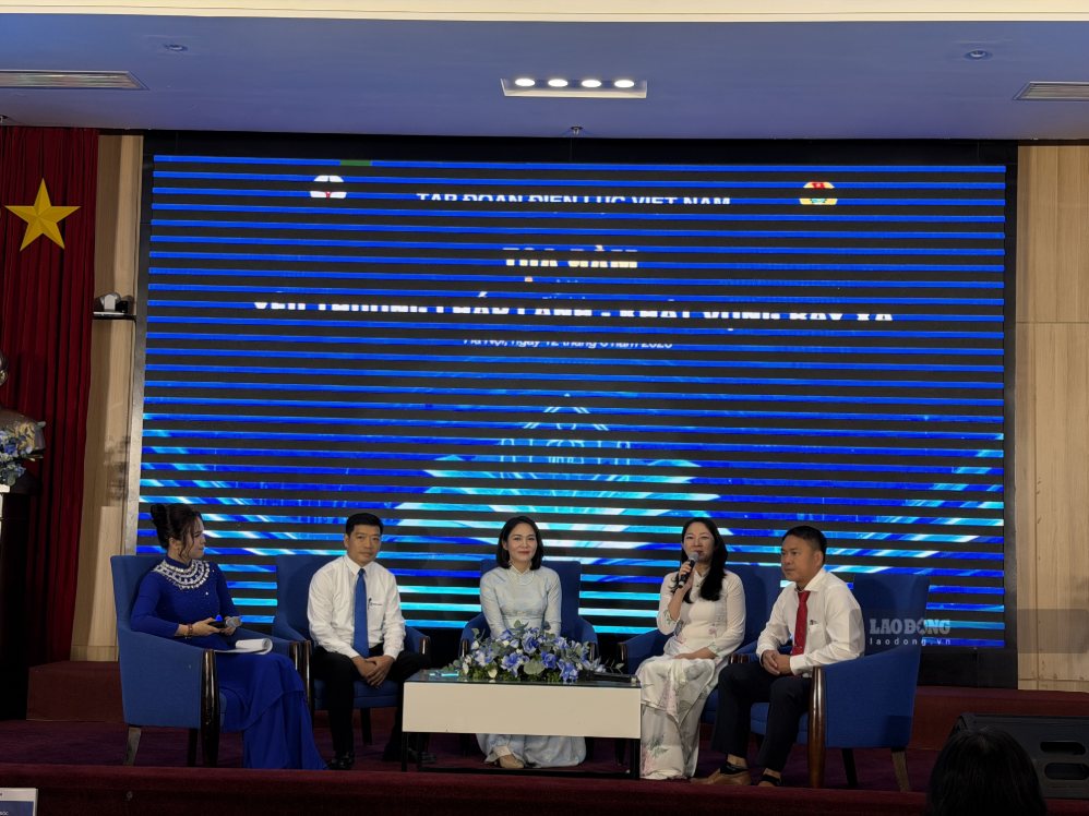 Các gia đình được biểu dương trao đổi, chia sẻ kinh nghiệm tại tọa đàm - một nội dung của Lễ biểu dương. Ảnh: Kiều Vũ