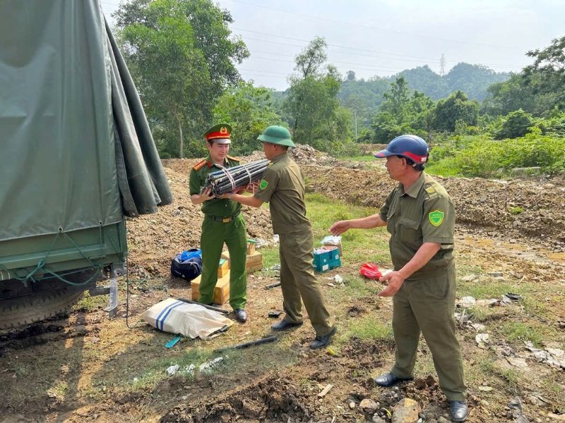Thanh Hoa Provincial Police proceeded to destroy hundreds of guns, more than 900 support tools and more than 1,700 bullets. Photo: Thanh Hoa Police