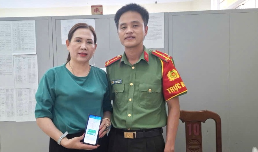 Ms. Oanh coordinated with Gio Linh Commune Police to return 400 million VND mistakenly transferred by others. Photo: Gio Linh Commune Police