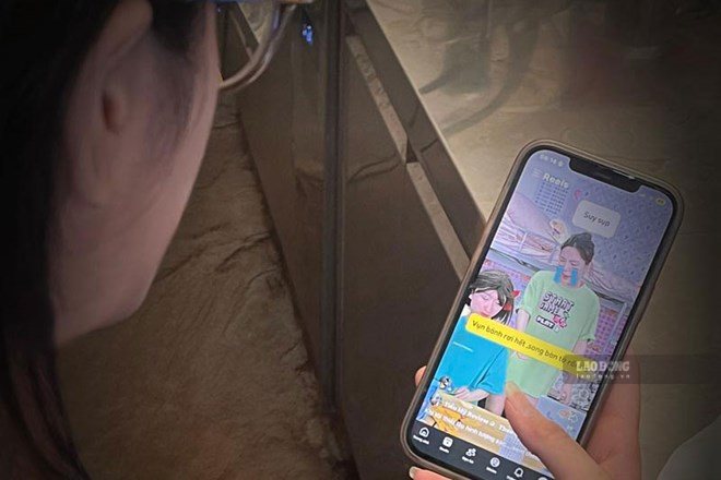 Watching micro dramas has become a pastime in their spare time for many young people, especially on iPhone as well as Android. Photo: Tran Viet
