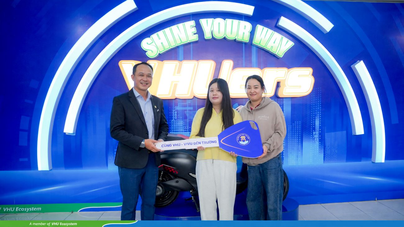 Thí sinh quay số may mắn trúng xe máy điện khi tham gia nhập học tại Đại học Văn Hiến. Ảnh: VHU