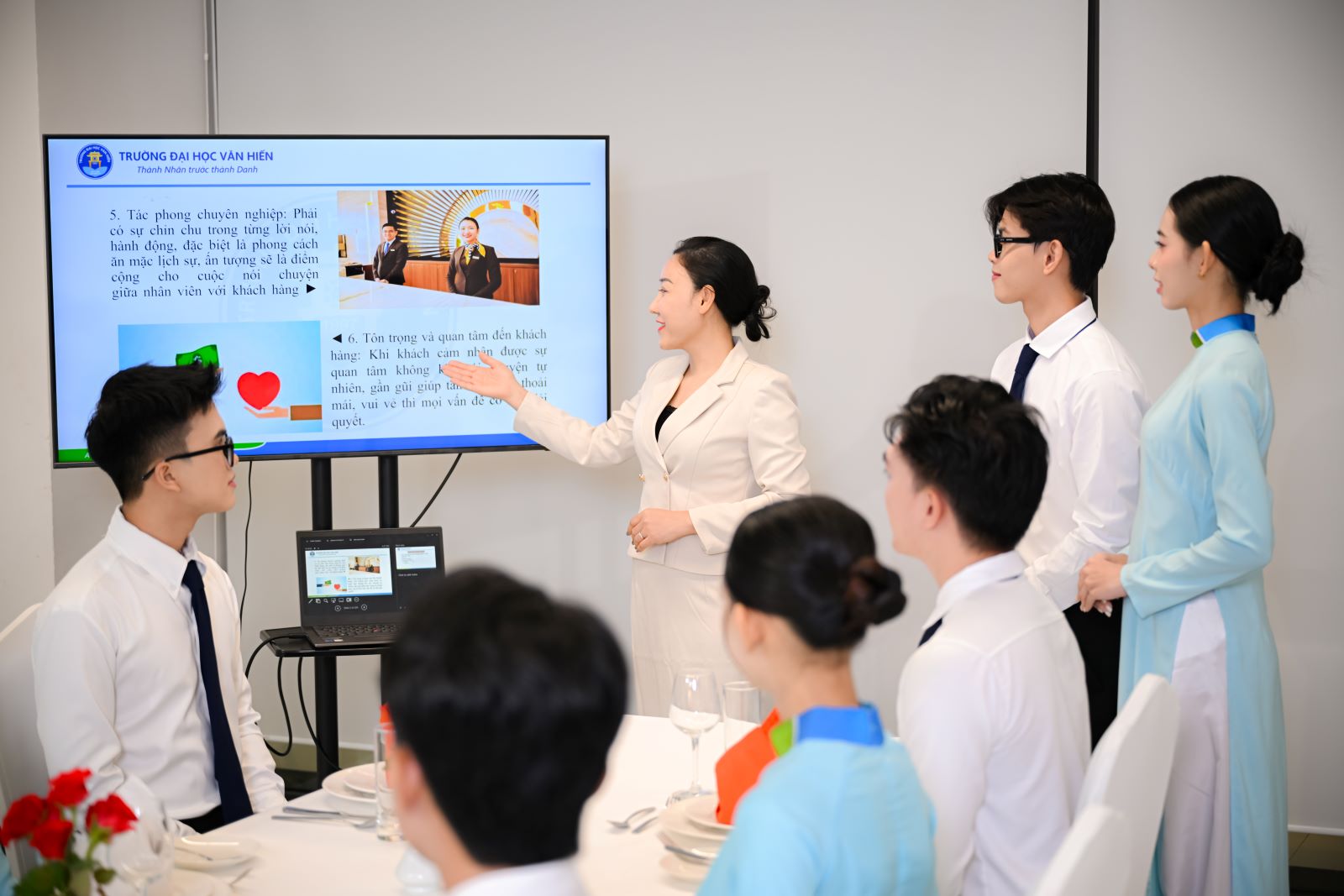 Students of Van Hien University are trained in professional skills associated with practice, developing professional skills, professional style and ability to meet the requirements of the labor market. Photo: Van Hien University