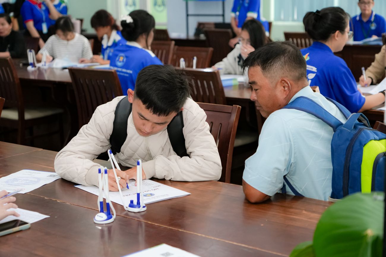 Thí sinh nhập học tại VHU từ ngày 11.8-21.8 nhận hỗ trợ lên đến 60% học phí học kỳ 1 và tặng thêm 2 triệu đồng hỗ trợ chi phí di chuyển và lưu trú. Ảnh: VHU