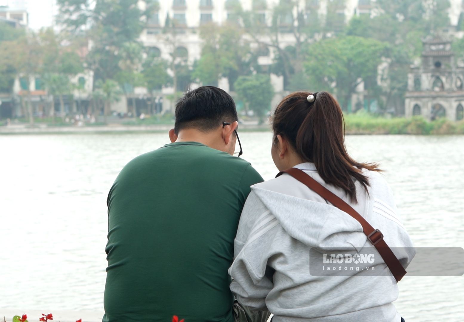 According to experts, living with both families requires husband and wife to agree on boundaries to limit conflicts. Photo: Huyen Trang