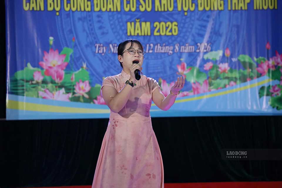 Contestants participating in the Karaoke Singing Contest for Trade Union officials in 2026. Photo: Huynh Du