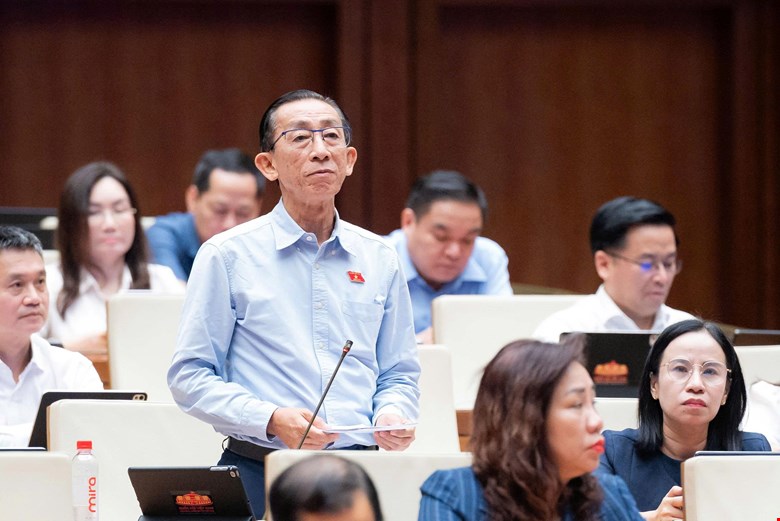 National Assembly Deputy Tran Hoang Ngan proposed to exempt people from changing papers when Quang Ninh and Bac Ninh become cities. Photo: Quochoi. vn