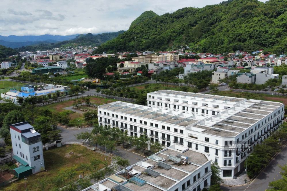 Nhiều biệt thự bỏ trống, giao dịch trầm lắng tại khu đô thị Picenza Riverside Sơn La, phường Chiềng An. Ảnh: Trường Sơn