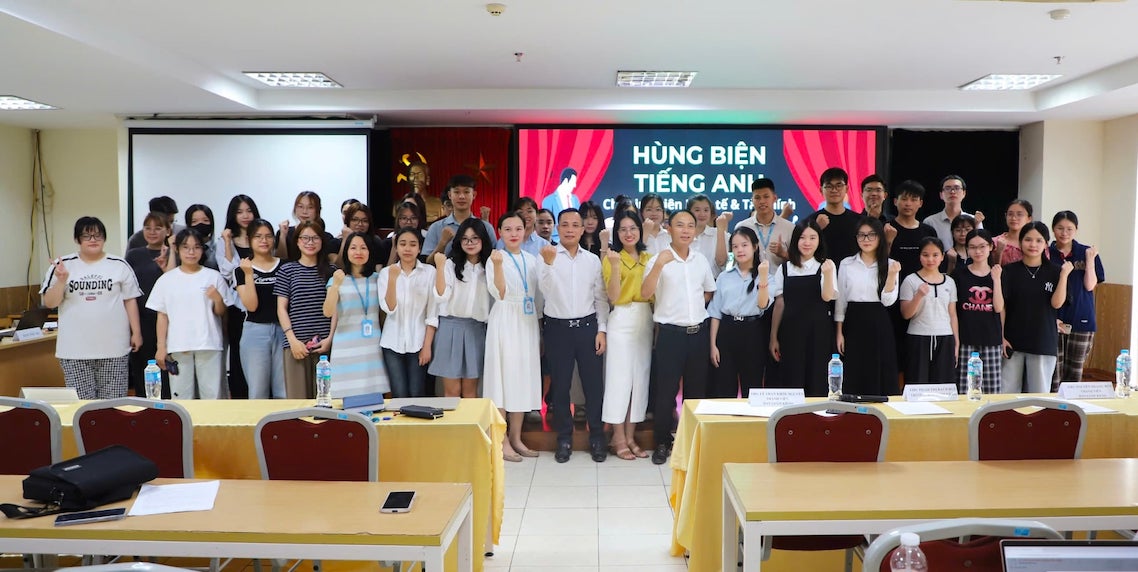 Sinh viên ngành Kinh tế, Học viện Phụ nữ Việt Nam tham gia cuộc thi hùng biện Tiếng Anh. Ảnh: Học viện cung cấp