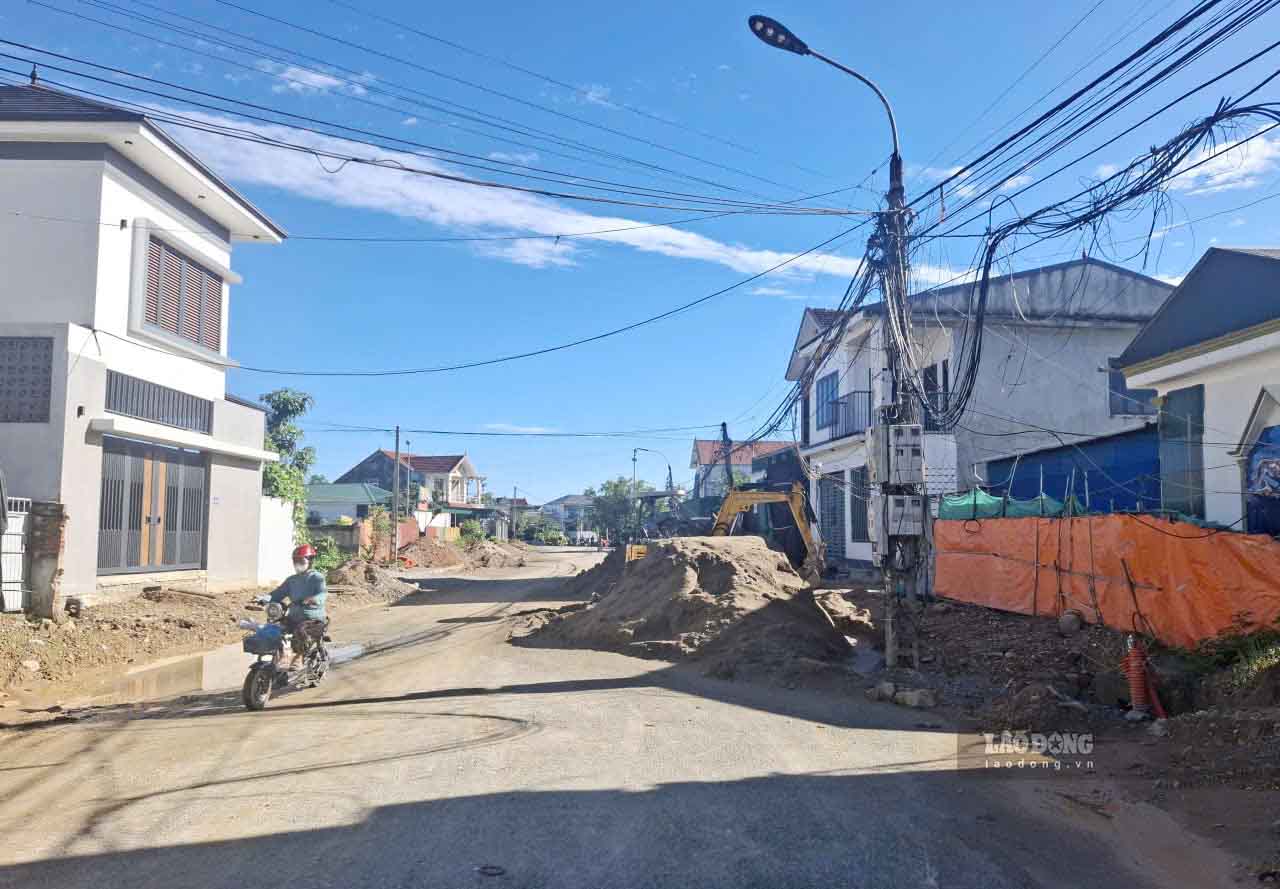 Dự án Tiểu dự án cải thiện cơ sở hạ tầng đô thị Thạch Hà vẫn đang vướng mặt bằng khi nhiều cột điện chưa được di dời. Ảnh: Trần Tuấn