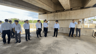 The working delegation of Vinh Long Provincial People's Committee surveys the actual irrigation works, assesses the ability to respond to saltwater intrusion in the dry season 2026-2027. Photo: Hoang Loc