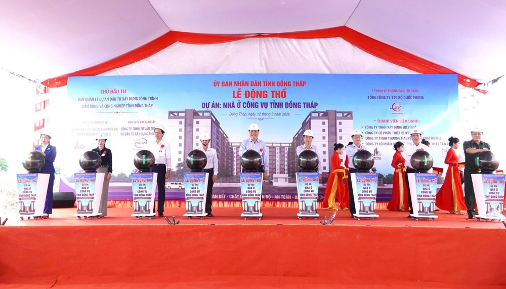 Delegates perform the groundbreaking ceremony for the Dong Thap Provincial Public Housing project. Photo: Dong Thap Electronic Information Portal