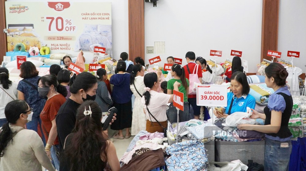 Officially opening the "Cao Lanh Mega Sale 2026" branded goods promotion event in Dong Thap with many attractive discounted items. Photo: Phong Linh.