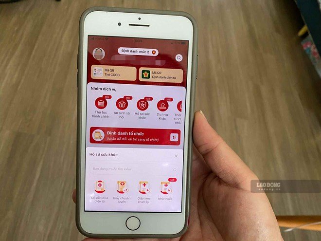 People can use health insurance cards integrated in VNeID instead of paper health insurance cards when going for medical examination and treatment. Photo: Huong Giang