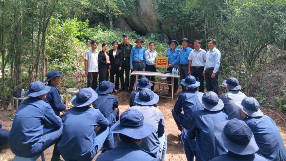 Thăm, tặng quà, động viên cán bộ, chiến sĩ Đội K93 đang làm nhiệm vụ trên địa bàn xã Tri Tôn. Ảnh: Phương Vũ/Bộ CHQS An Giang