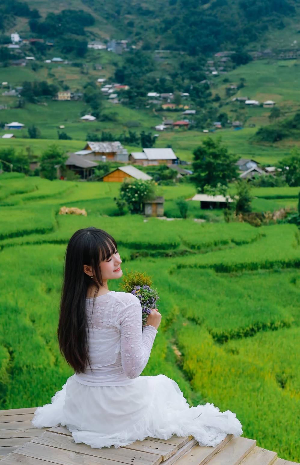 Nữ du khách check in giữa những thửa ruộng bậc thang.