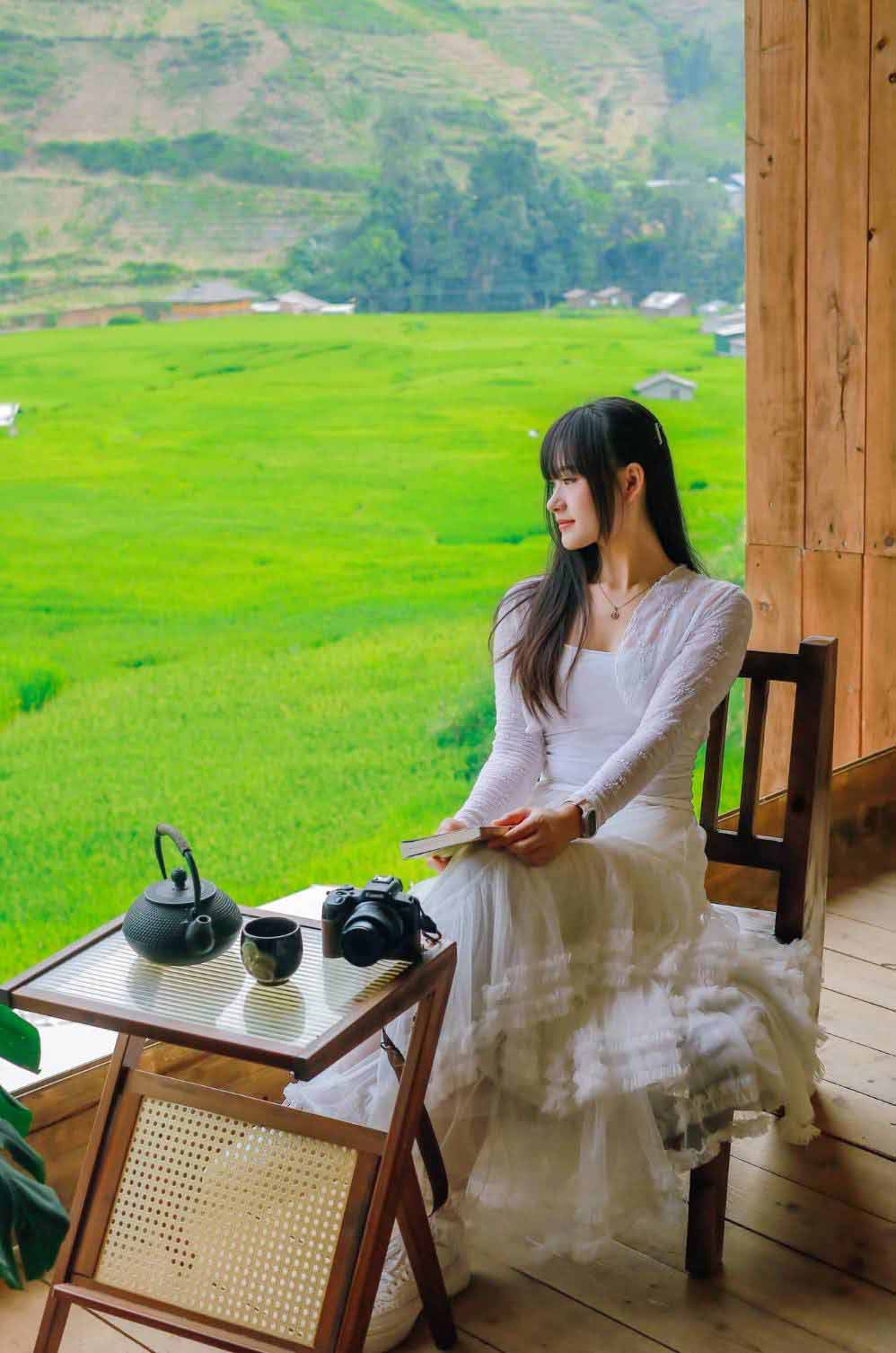 Du khách có thể ngồi tại những quán cà phê dưới bản, vừa thưởng thức đồ uống vừa ngắm những cánh đồng lúa đang thì con gái.