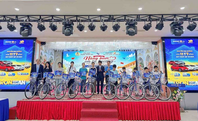 Trao xe đạp, quà hỗ trợ cho con công nhân khó khăn ở phường Trường Vinh. Ảnh: Công đoàn Nghệ An