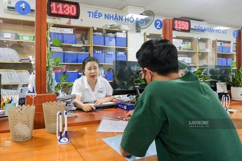 According to the Ministry of Home Affairs, the social insurance agency and the service agency authorized by social insurance must be responsible for verifying the information of beneficiaries. Photo: Minh Hanh