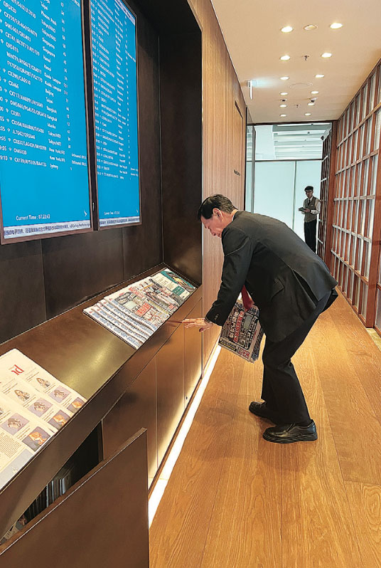 Employee changing new newspapers in the morning in the waiting area. Photo: KIEU VU
