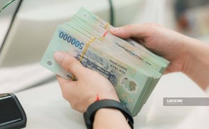 Savings deposit interest rates at VietinBank counters currently range from 2.1% - 6.0%/year. Photo: Hai Nguyen