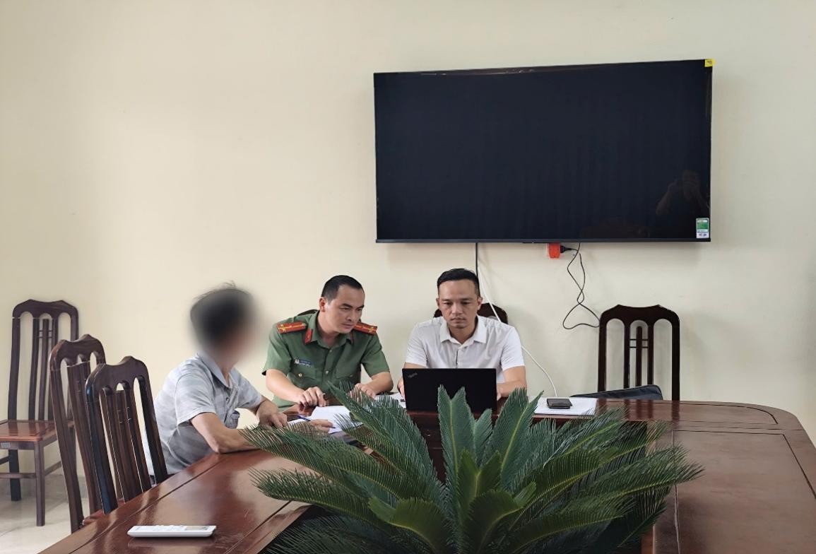 Phòng An ninh đối ngoại làm việc với công dân T.V.T. Ảnh: Công an tỉnh Hưng Yên

