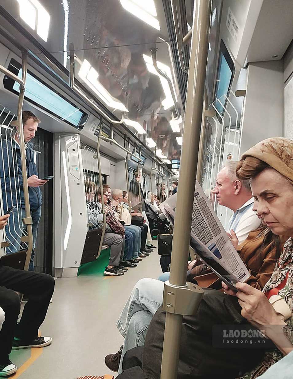 Một cụ bà đọc tờ Metro trong tàu điện ngầm. Tại Nga hiện nay, chẳng hạn ở Thủ đô Moskva, có 2 tờ báo phát miễn phí mỗi ngày (trừ thứ Bảy, Chủ nhật), phát vào giờ cao điểm, chủ yếu trong tàu điện ngầm, với số lượng phát hành trên dưới nửa triệu bản, là Metro và Moskva buổi chiều (phiên bản buổi chiều, khổ A3). Người phát báo cũng là những phụ nữ trung niên hay cao niên - công việc làm thêm của người về hưu. Ảnh: TUYỀN LINH