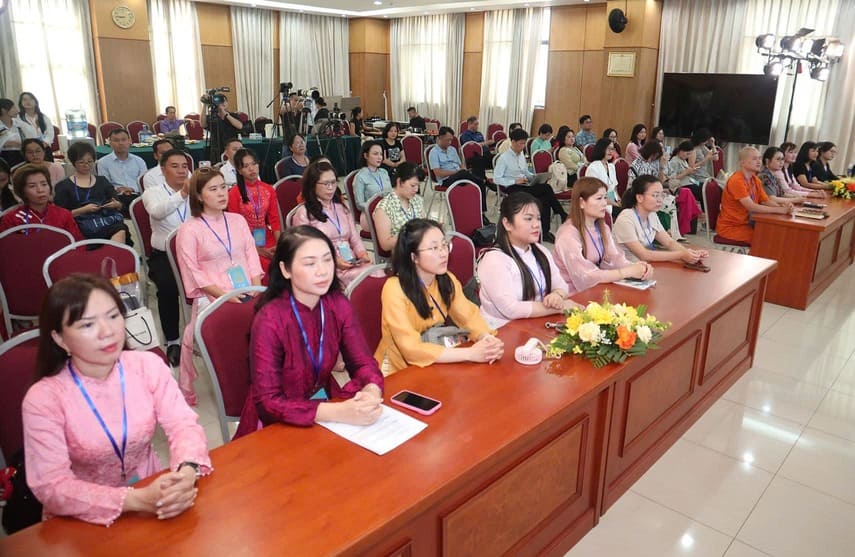 Các giáo viên kiều bào tham dự khóa tập huấn. Ảnh: Thành Long
